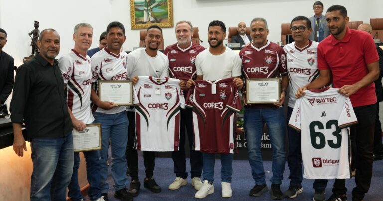 Fluminense de Feira Celebra História com Homenagens Emocionantes Fluminense de Feira Celebra História com Homenagens Emocionantes