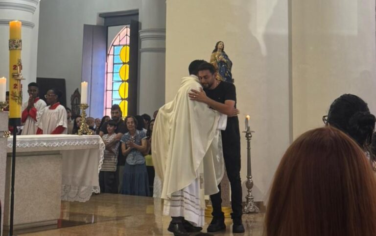 Mano Walter Encanta Fiéis em Missa na Catedral de Feira de Santana Mano Walter Encanta Fiéis em Missa na Catedral de Feira de Santana