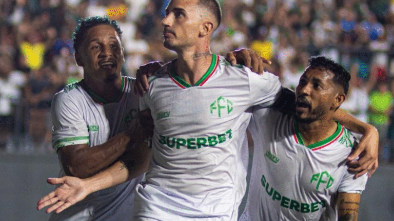 Thiago Galhardo Brilha em Estreia pelo Feira FC: Dois Gols e Liderança no Baianão Thiago Galhardo Brilha em Estreia pelo Feira FC: Dois Gols e Liderança no Baianão