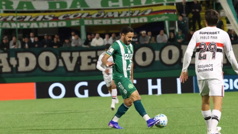 Yago Felipe marca golaço em amistoso simbólico entre Chapecoense e Atlético Nacional