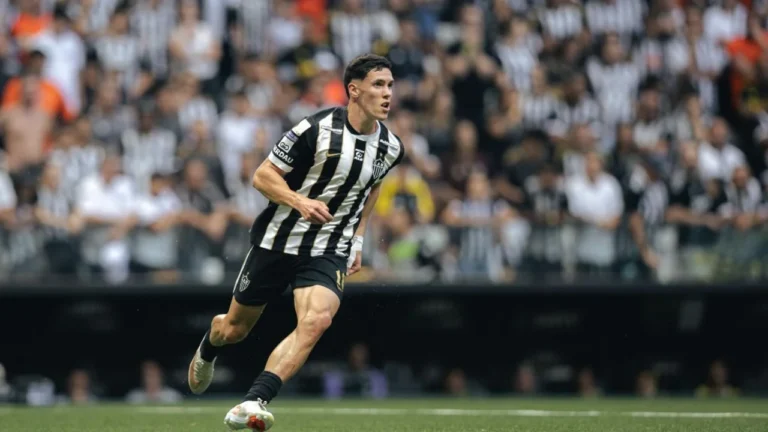 Borbas brilha com golaço acrobático e garante vitória do Atlético sobre Santos no Brasileirão