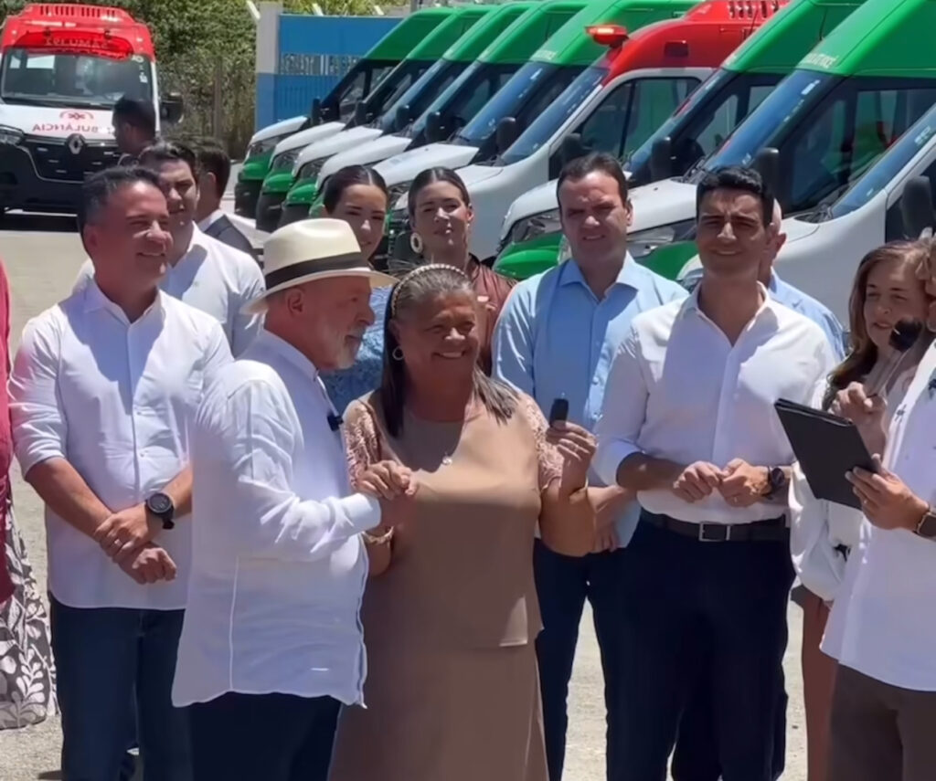 Tia Júlia Recebe Chave de Unidade Odontológica das Mãos de Lula em Maceió – Compromisso com a Saúde Tia Júlia Recebe Chave de Unidade Odontológica das Mãos de Lula em Maceió - Compromisso com a Saúde