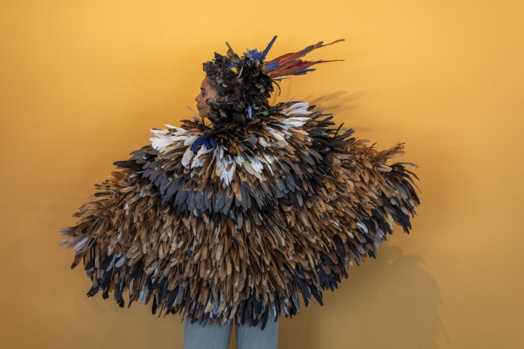 Manto Tupinambá: Arte Coletiva Celebra a Relação dos Indígenas com a Natureza