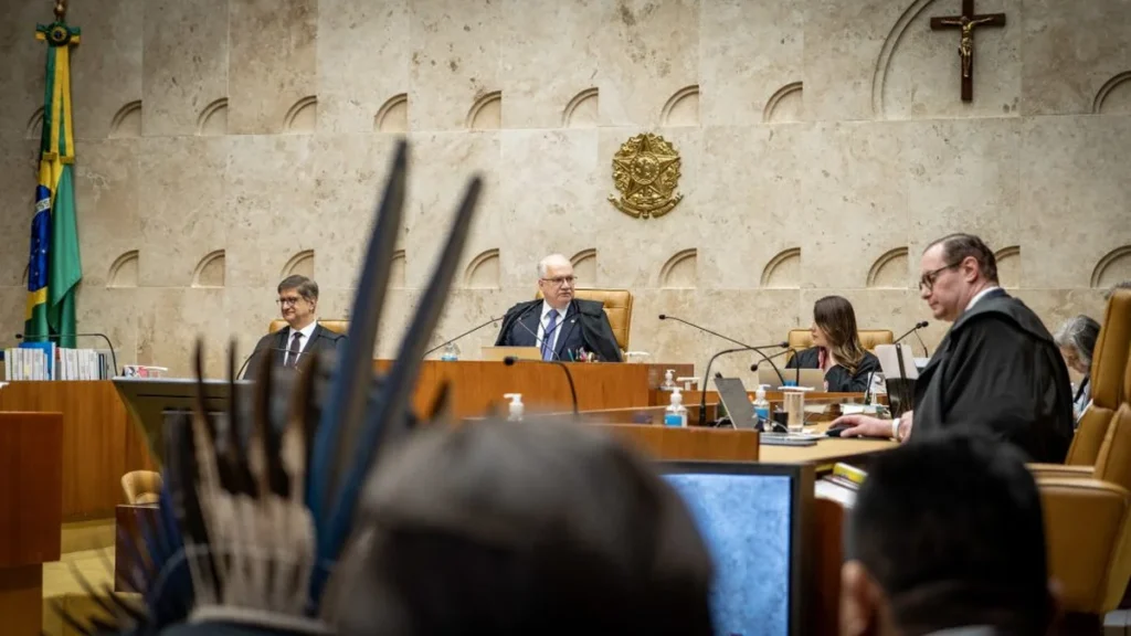 Mineração em Terras Indígenas: Desafio na Proteção Constitucional Frente à Exploração Mineração em Terras Indígenas: Desafio na Proteção Constitucional Frente à Exploração