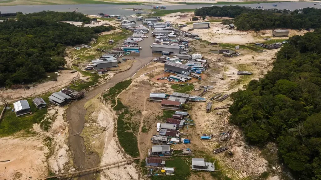 Seca severa avança sobre terras indígenas e acende alerta no Amazonas Seca severa avança sobre terras indígenas e acende alerta no Amazonas