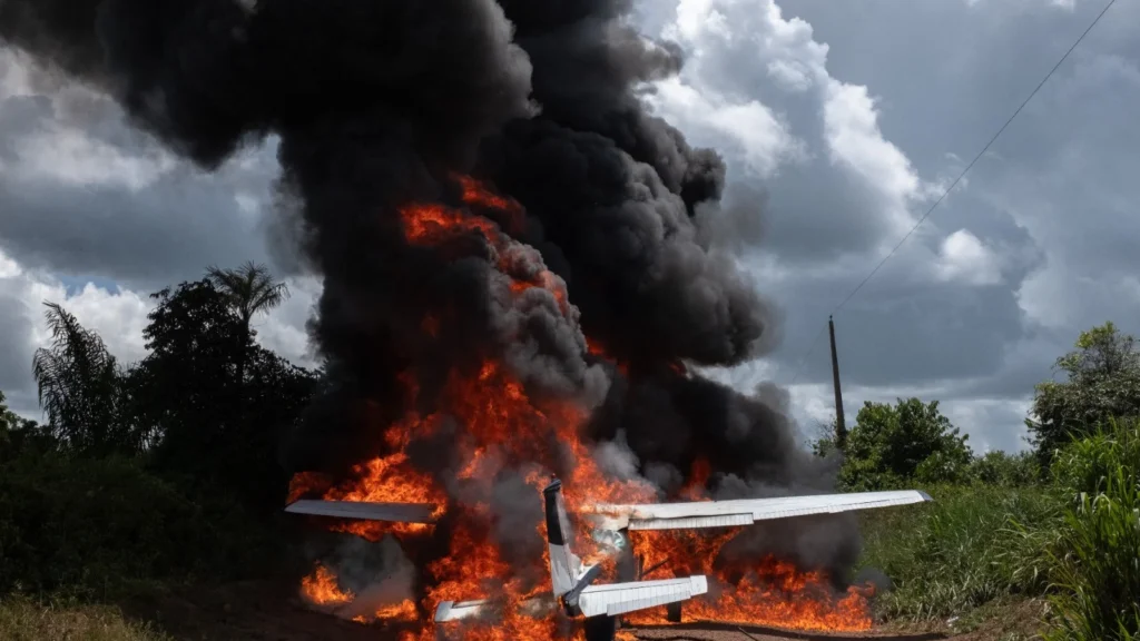 Avião usado em voos para garimpo na Venezuela é destruído no entorno da Terra Yanomami Avião usado em voos para garimpo na Venezuela é destruído no entorno da Terra Yanomami