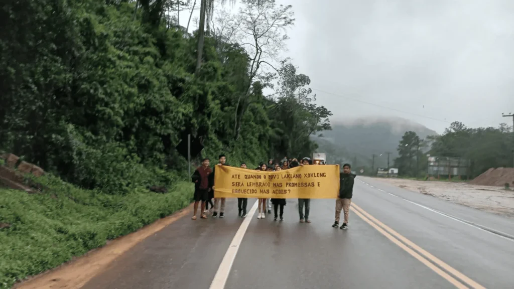 Laklãnõ-Xokleng protestam contra Marco Temporal em Ibirama sob forte chuva Laklãnõ-Xokleng protestam contra Marco Temporal em Ibirama sob forte chuva