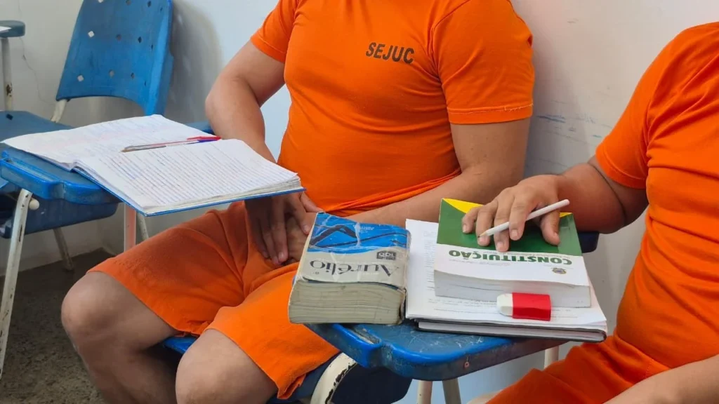 Detentos traduzem Constituição para línguas indígenas Macuxi e Wapichana em RR: resgate cultural e direito Detentos traduzem Constituição para línguas indígenas Macuxi e Wapichana em RR: resgate cultural e d