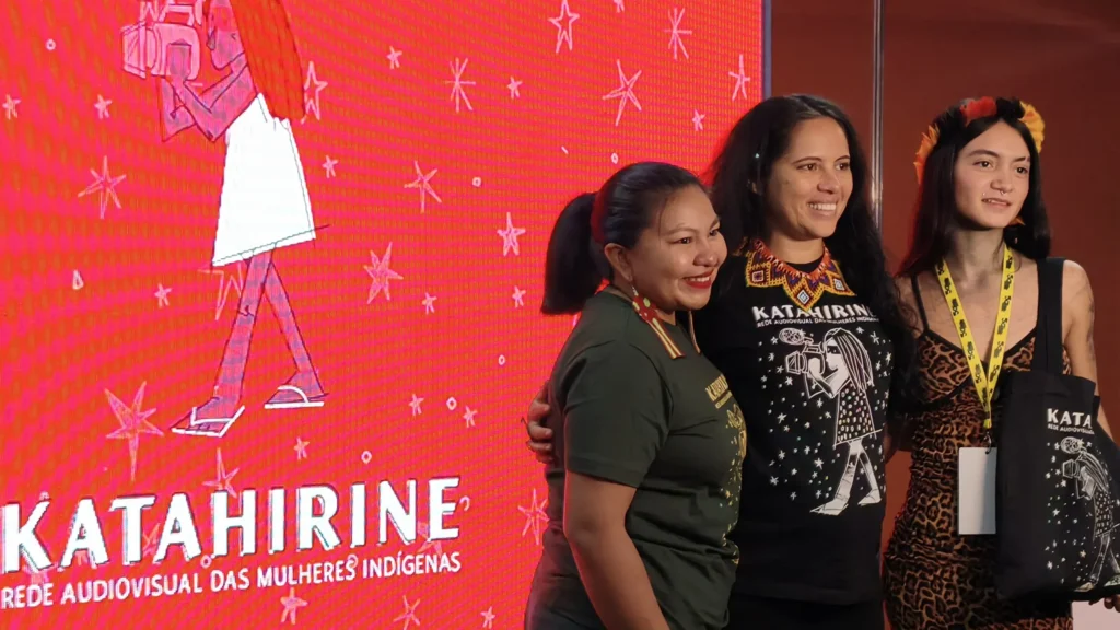Rede Katahirine lança mapeamento pioneiro do cinema das mulheres indígenas no Festival de Brasília Rede Katahirine lança mapeamento pioneiro do cinema das mulheres indígenas no Festival de Brasília