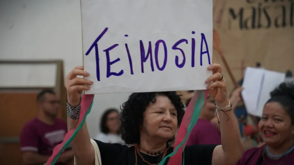 Retomar a Terra é Retomar a Vida: A Força da Resistência dos Povos Indígenas Retomar a Terra é Retomar a Vida: A Força da Resistência dos Povos Indígenas
