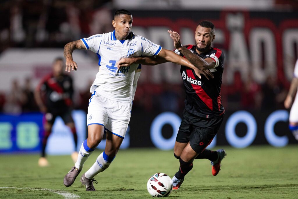 Avaí e Figueirense Enfrentam Decepções em Final de Semana Crítico Avaí e Figueirense Enfrentam Decepções em Final de Semana Crítico