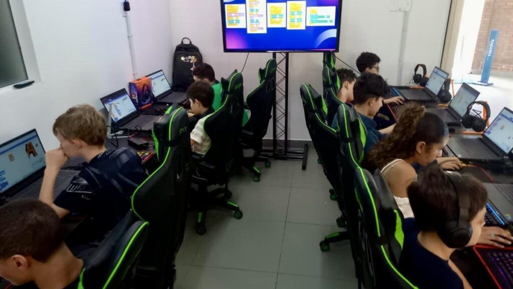Inovação em Pelotas: Estudantes se Aproximam da Ciência com Games e IA Inovação em Pelotas: Estudantes se Aproximam da Ciência com Games e IA