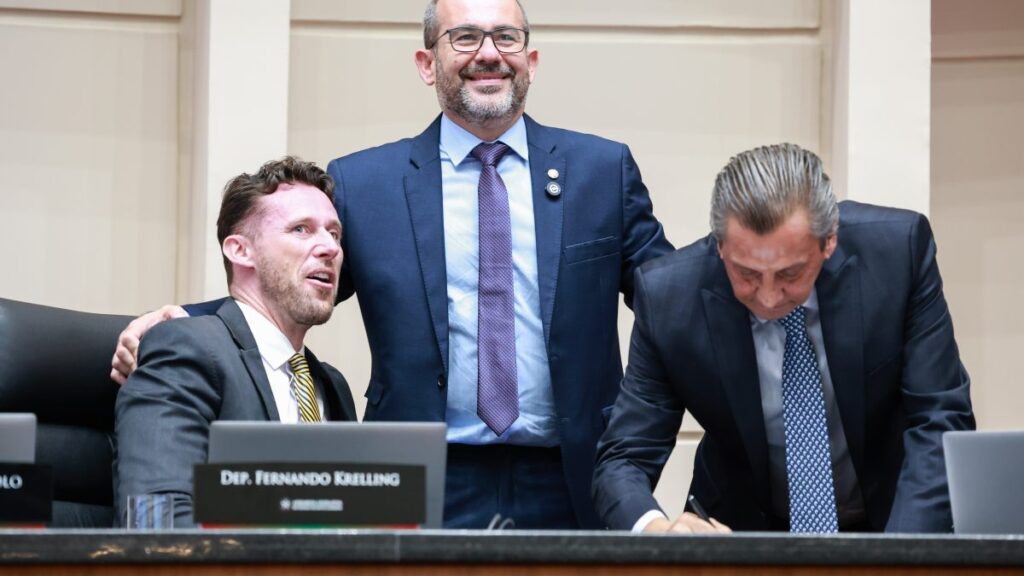Joinville ganha novo deputado estadual: Rodrigo Fachini assume na Alesc Joinville ganha novo deputado estadual: Rodrigo Fachini assume na Alesc