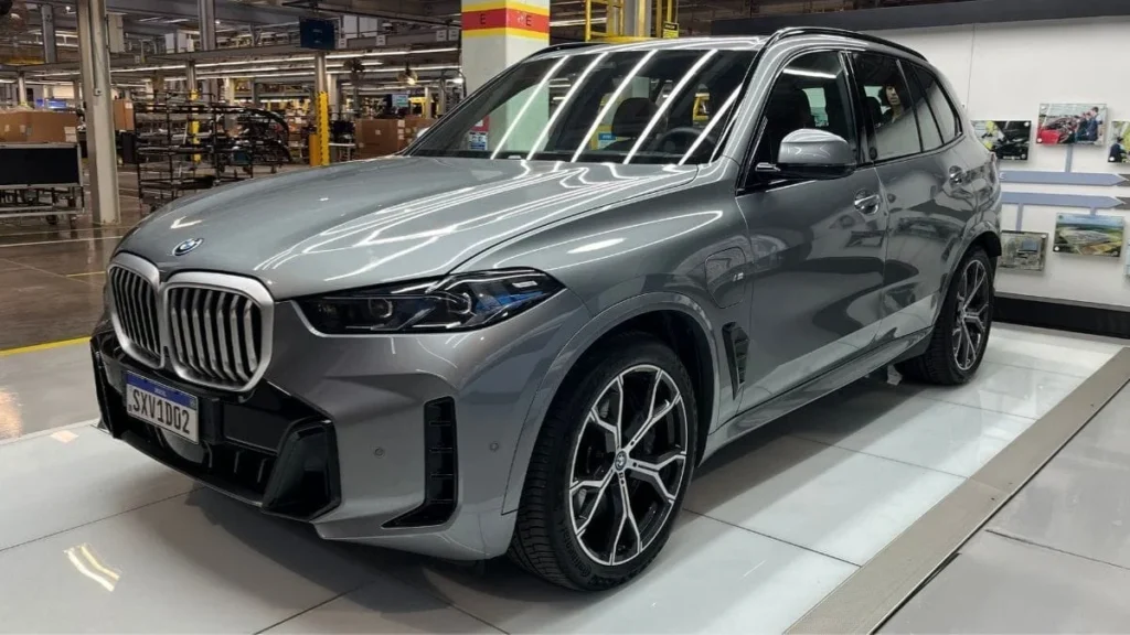 BMW alcança 3,5 milhões de veículos eletrificados impulsionada por híbrido fabricado em Araquari