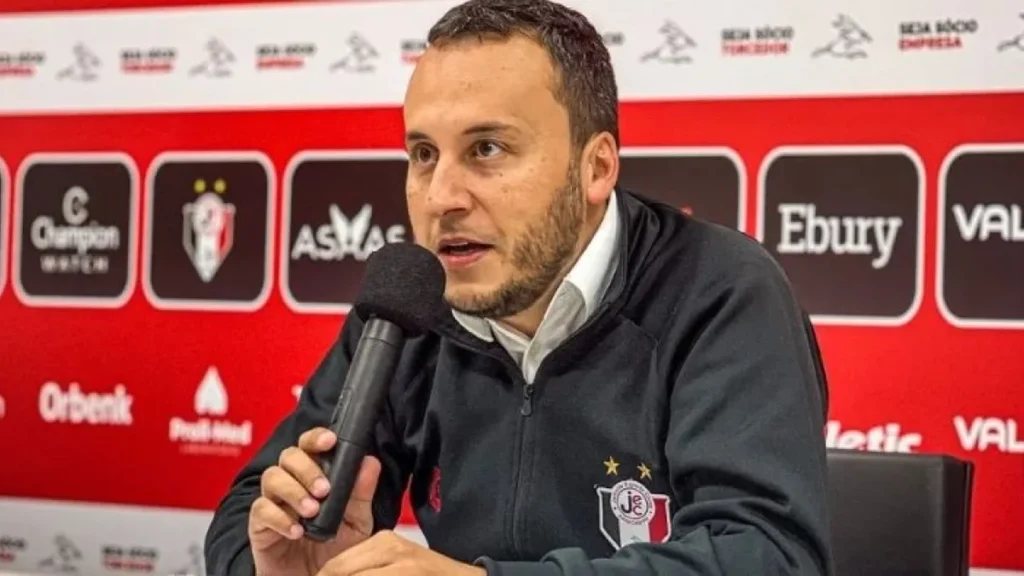 Darthanhan Oliveira renuncia à presidência do Joinville em meio a crise e desafios da SAF Darthanhan Oliveira renuncia à presidência do Joinville em meio a crise e desafios da SAF
