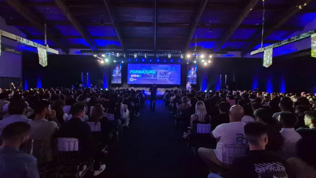 Programa Entra21 forma mais de 400 talentos em tecnologia e comemora 20 anos em Santa Catarina Programa Entra21 forma mais de 400 talentos em tecnologia e comemora 20 anos em Santa Catarina