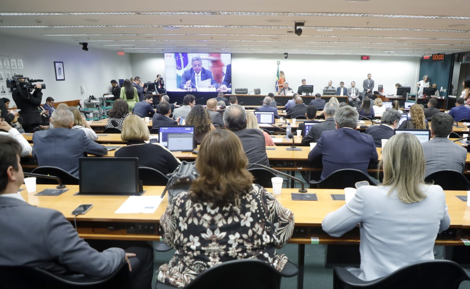 Comissão Mista Aprova Aumento de 2,5% no Fundo Partidário para 2026 Imagem do artigo