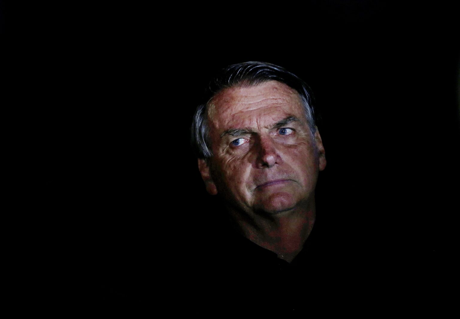 Análise Revela Motivos do Sucesso de Bolsonaro e Crise na Política Nacional