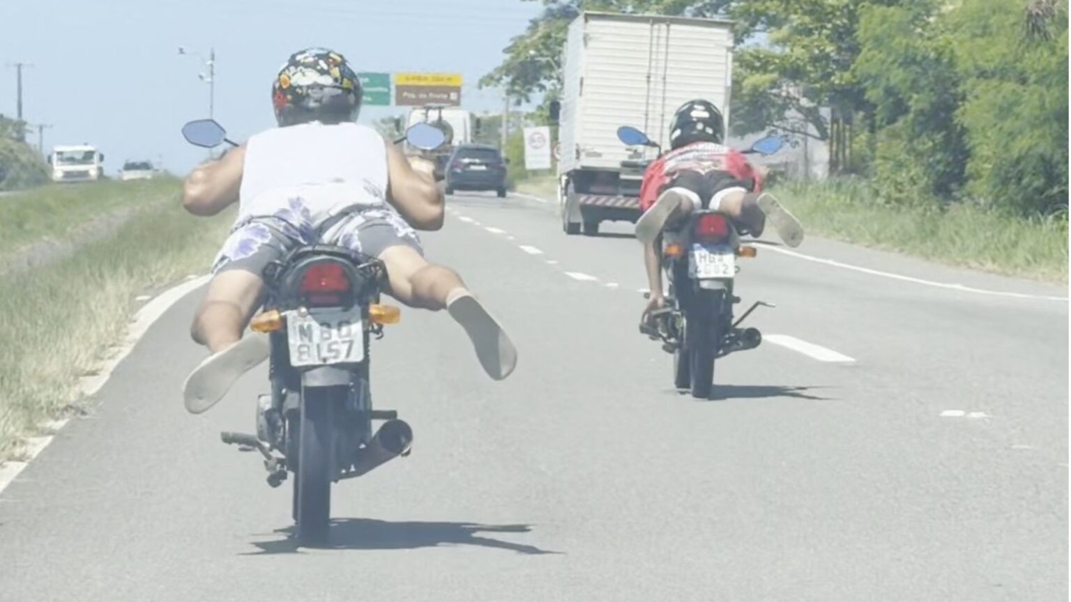Motociclistas Filmam Manobra 'Superman' em Alta Velocidade na Rodovia do Sol