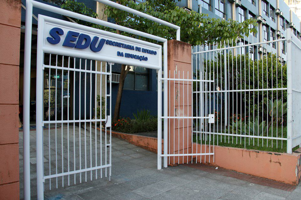 Pais Enfrentam Desorganização na Matrícula de Alunos em Vila Velha Pais Enfrentam Desorganização na Matrícula de Alunos em Vila Velha