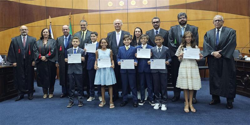 TRE-ES Diploma Alunos do 4º Ano em Vila Velha: Uma Iniciativa Cidadã TRE-ES Diploma Alunos do 4º Ano em Vila Velha: Uma Iniciativa Cidadã