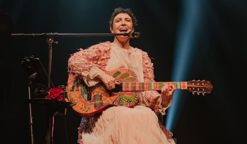 Adriana Calcanhotto Brilha em Show Gratuito na Inauguração de Obra em Vila Velha