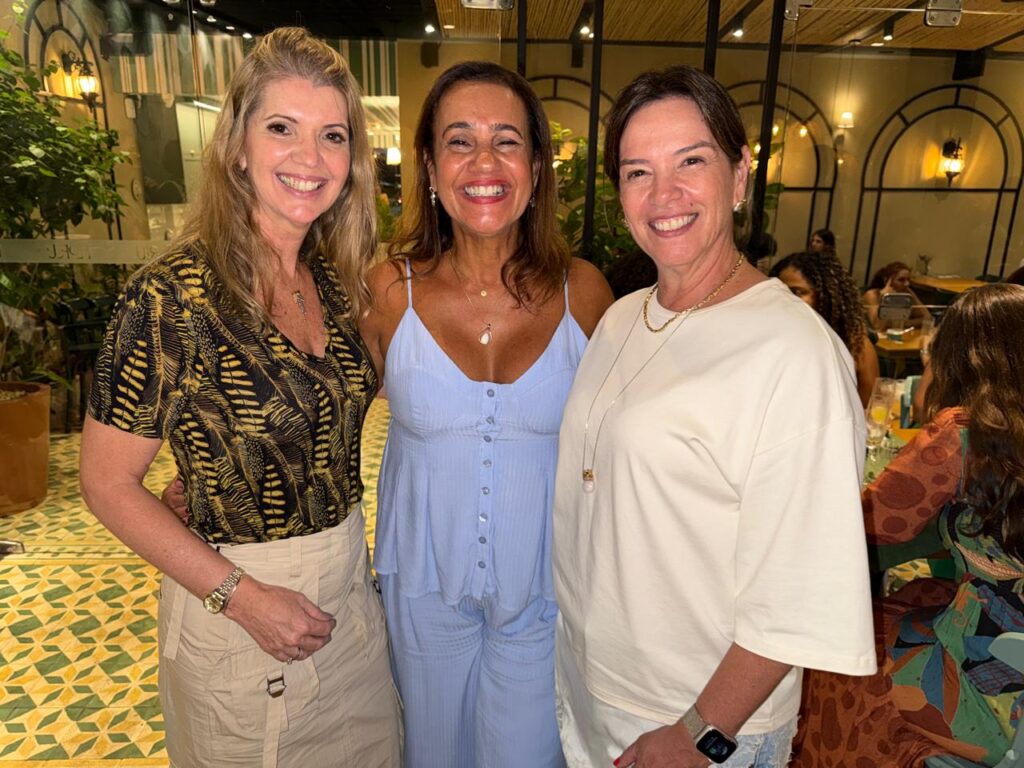 Celebração da Amizade em um Café Florido: Um Encontro de Mulheres de Diferentes Tribos Celebração da Amizade em um Café Florido: Um Encontro de Mulheres de Diferentes Tribos