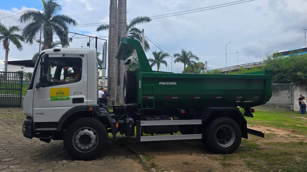 Entregas de Caminhões Fortalecem Infraestrutura Municipal no Espírito Santo Entregas de Caminhões Fortalecem Infraestrutura Municipal no Espírito Santo
