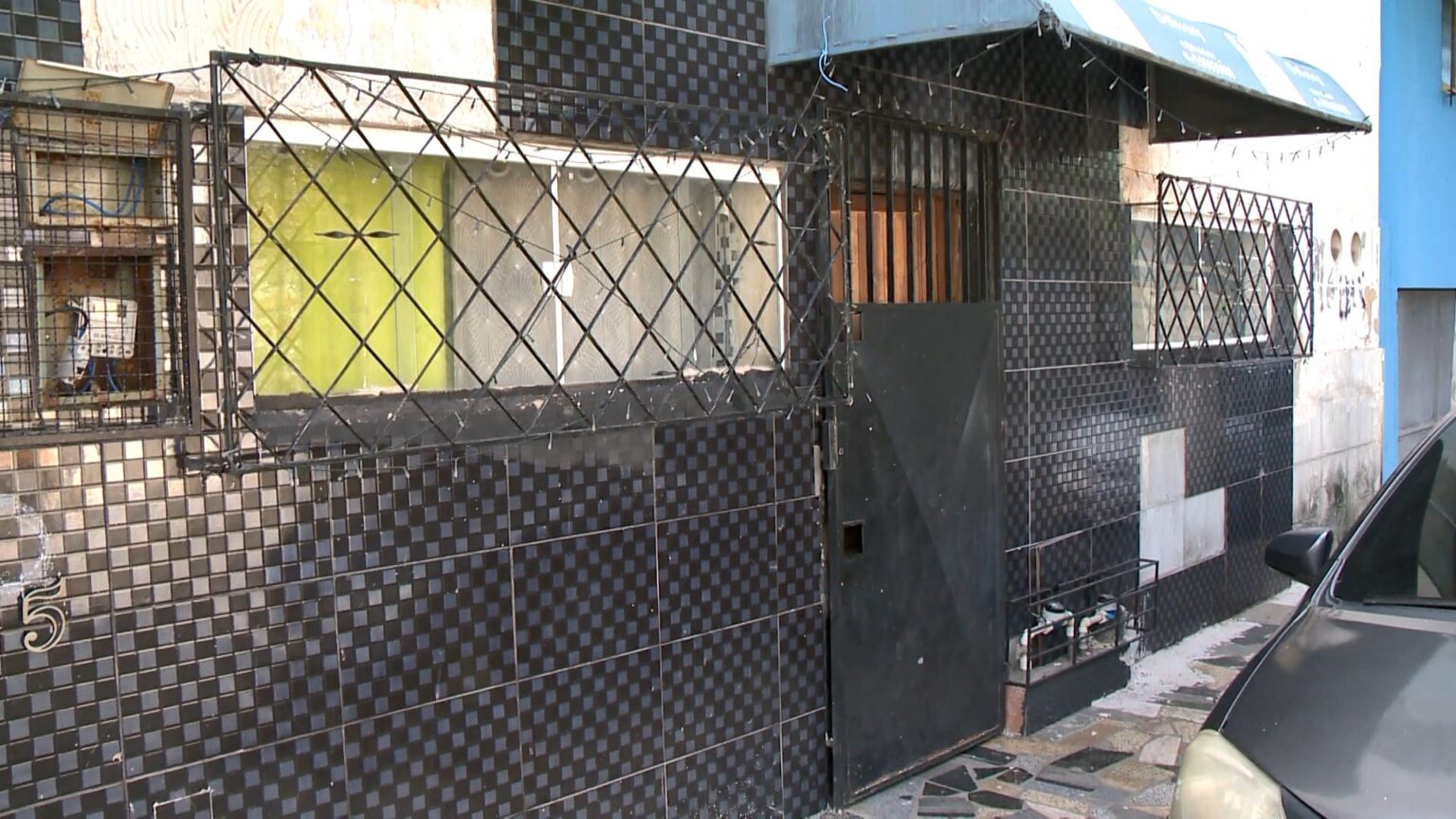Homem é morto a tiros em casa de prostituição em Vila Velha; atirador agiu da janela