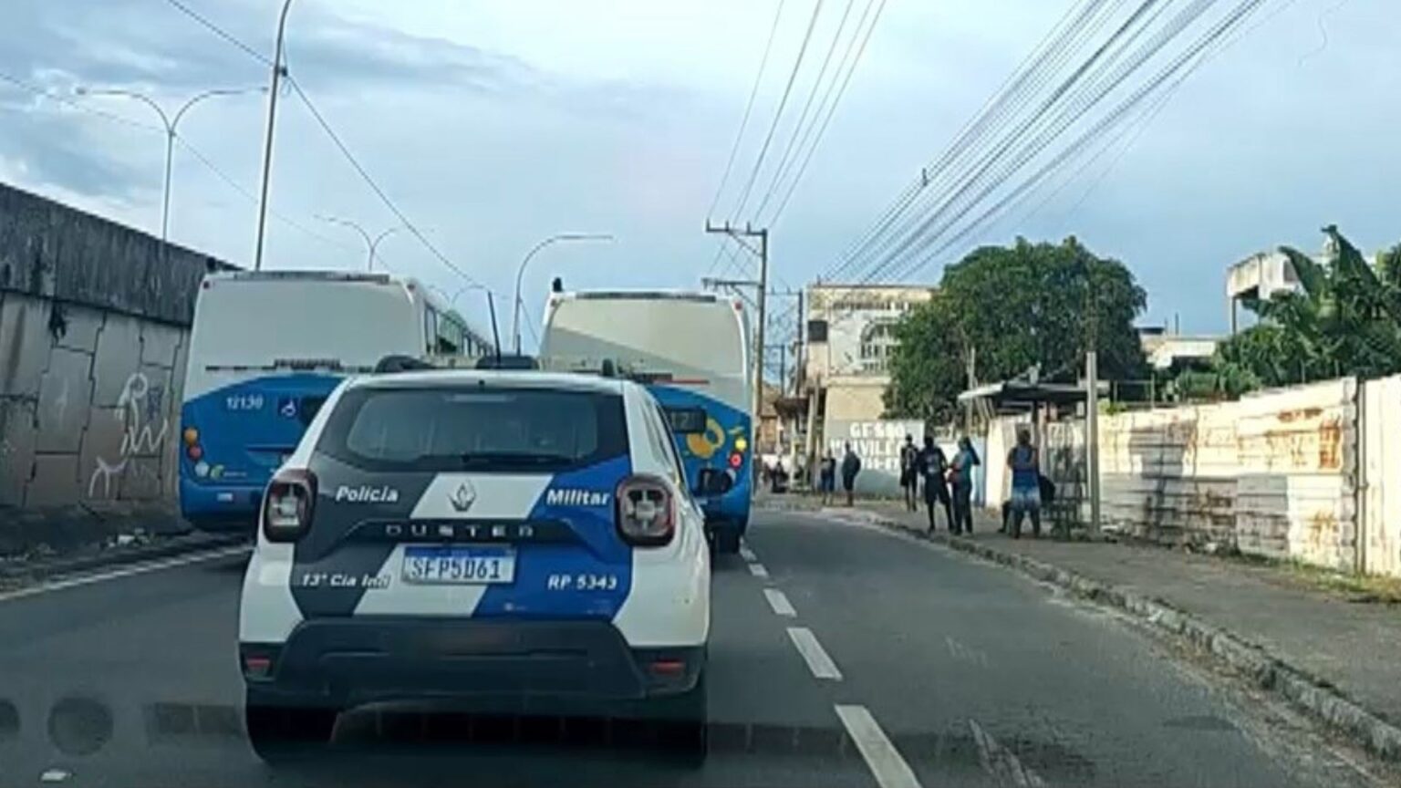 Ônibus do Transcol Recebem Escolta da PM Após Ataques com Mortes em Vila Velha Ônibus do Transcol Recebem Escolta da PM Após Ataques com Mortes em Vila Velha