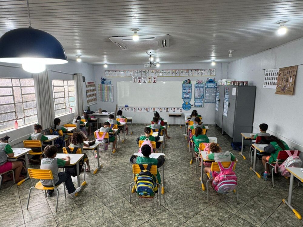 Prefeitura de Santo Antônio do Caiuá Entrega Uniformes Escolares para Alunos da Rede Municipal Prefeitura de Santo Antônio do Caiuá Entrega Uniformes Escolares para Alunos da Rede Municipal