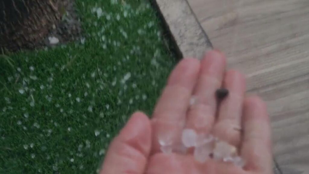 Chuva de Granizo Surpreende Moradores de Fundão e Acidente Fatal em São Mateus Chuva de Granizo Surpreende Moradores de Fundão e Acidente Fatal em São Mateus