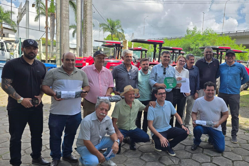 Entrega de Tratores Agrícolas Fortalece o Agro no Espírito Santo Entrega de Tratores Agrícolas Fortalece o Agro no Espírito Santo