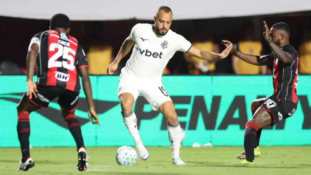 Vitória protagoniza primeira expulsão pela Lei Vini Jr no Brasileirão com polêmica Vitória protagoniza primeira expulsão pela Lei Vini Jr no Brasileirão com polêmica