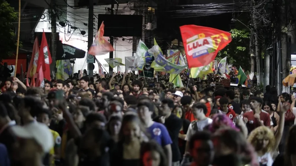 UFF em Niterói lidera celebração da vitória de Lula com mobilização estudantil UFF em Niterói lidera celebração da vitória de Lula com mobilização estudantil