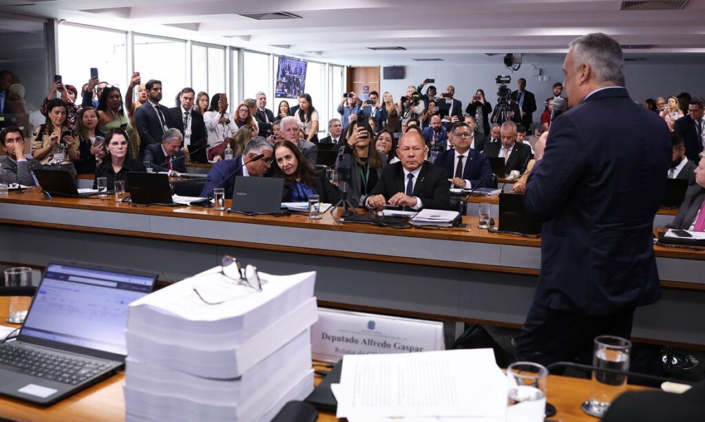 CPMI do INSS: Relatório Indica 216 Pessoas para Indiciamento CPMI do INSS: Relatório Indica 216 Pessoas para Indiciamento