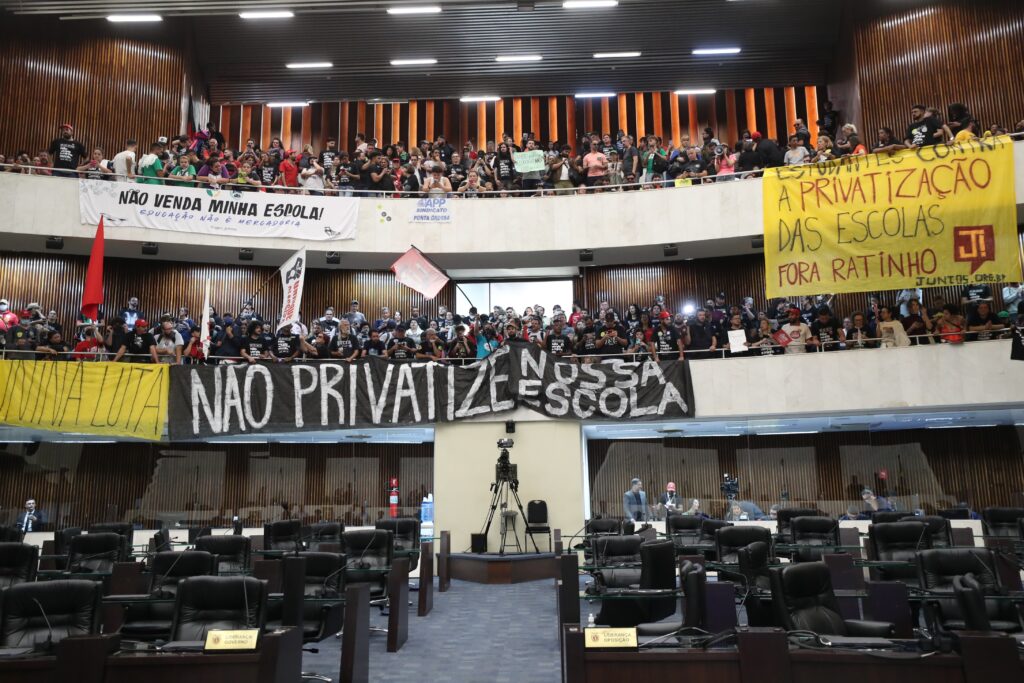 Greve de Professores Ameaça Últimos Dias de Ratinho Jr no Governo do Paraná Greve de Professores Ameaça Últimos Dias de Ratinho Jr no Governo do Paraná