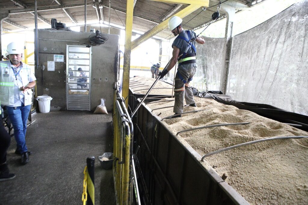 Qualidade das Exportações: O Papel do IDR-Paraná no Porto de Paranaguá Qualidade das Exportações: O Papel do IDR-Paraná no Porto de Paranaguá