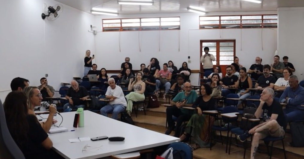 Professores da UEL Suspendem Estado de Greve Após Aprovação de Reposição Salarial de 5% Professores da UEL Suspendem Estado de Greve Após Aprovação de Reposição Salarial de 5%