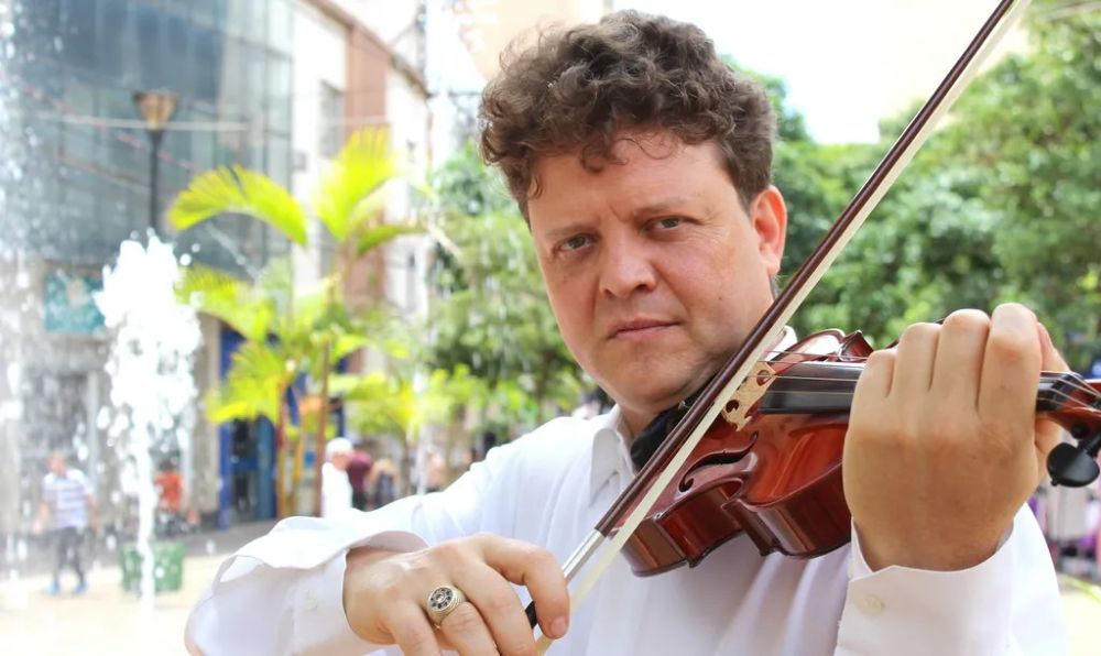 Concerto Gratuito em Londrina: Maestro Roney Marczak Encanta na Escola Municipal Carlos Dietz Concerto Gratuito em Londrina: Maestro Roney Marczak Encanta na Escola Municipal Carlos Dietz