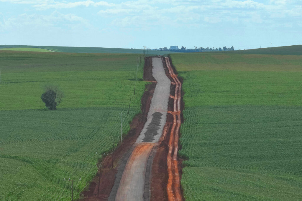 Investimento de R$ 3,5 bilhões impulsiona a pavimentação rural no Paraná Investimento de R$ 3,5 bilhões impulsiona a pavimentação rural no Paraná