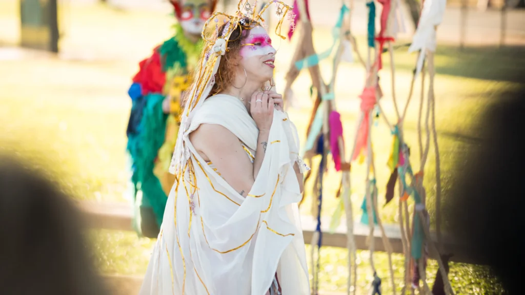 Coletivo Deriva apresenta teatro de rua sobre Curupira em praças de Londrina Coletivo Deriva apresenta teatro de rua sobre Curupira em praças de Londrina