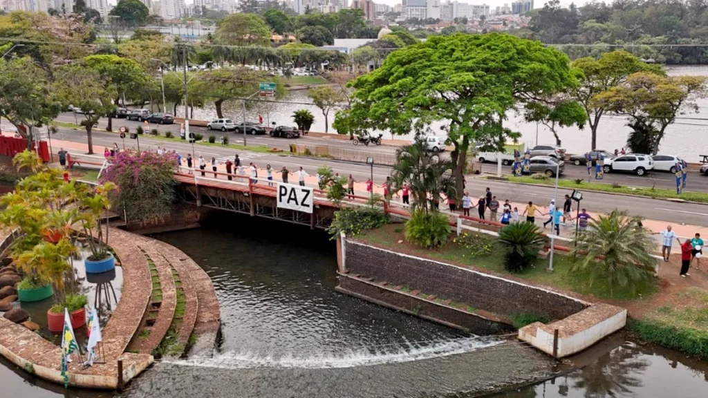 Abraço no Lago Pela Paz reúne Londrina em evento simbólico e cultural