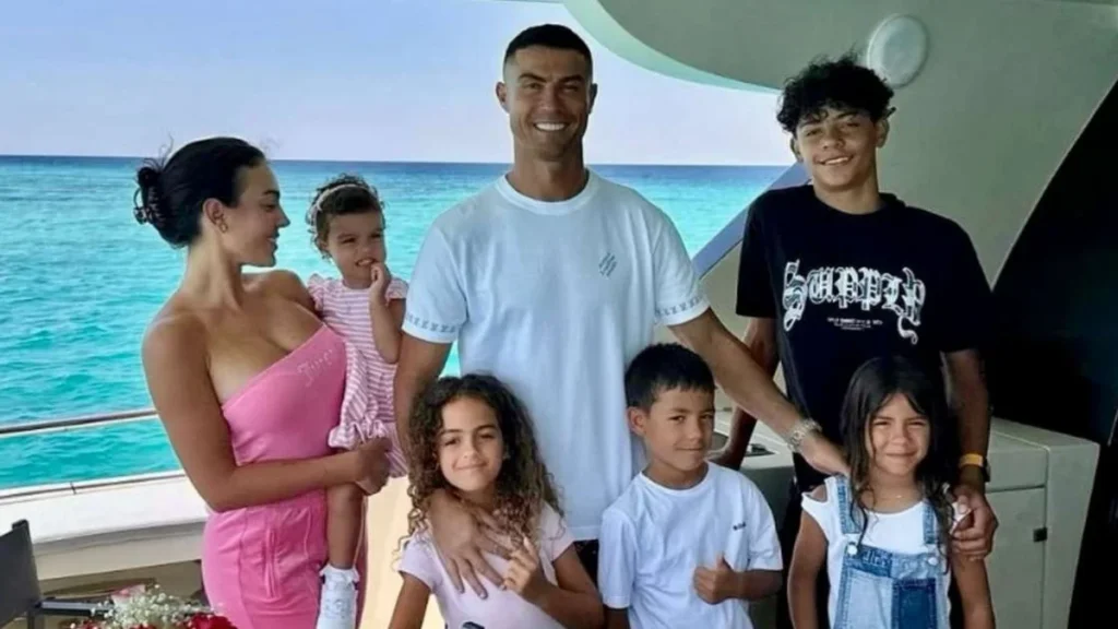 Cristiano Ronaldo e a Família Que Desafia Padrões Tradicionais na Paternidade Cristiano Ronaldo e a Família Que Desafia Padrões Tradicionais na Paternidade