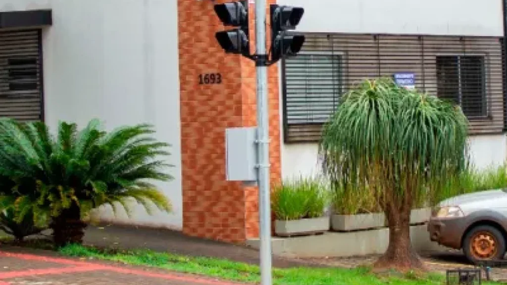 Londrina moderniza semáforos com contagem regressiva para pedestres