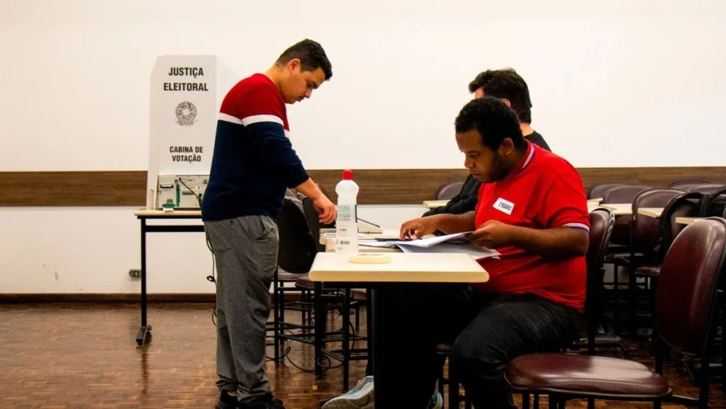 Paraná registra 8,6 milhões de eleitores para as Eleições 2026, com Curitiba liderando o número de votantes Paraná registra 8,6 milhões de eleitores para as Eleições 2026, com Curitiba liderando o número de v