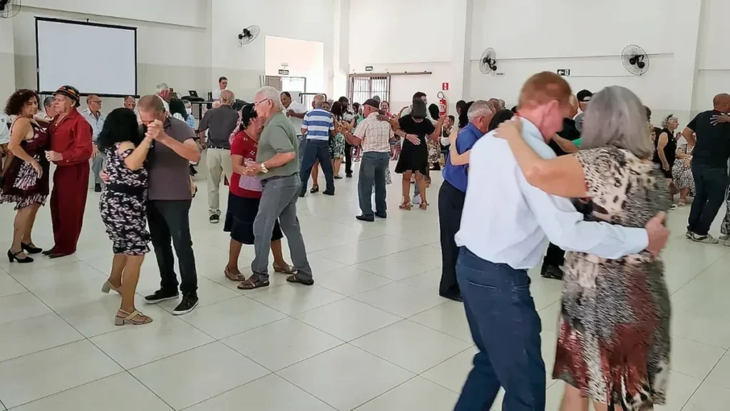Baile dos Anos 60 no CCI Oeste reúne música e dança para idosos em Londrina