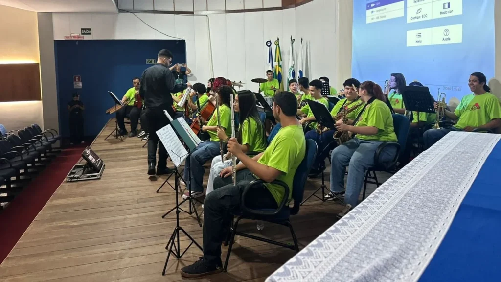Semear forma 20 jovens aprendizes em Rolândia com foco em tecnologia e música Semear forma 20 jovens aprendizes em Rolândia com foco em tecnologia e música