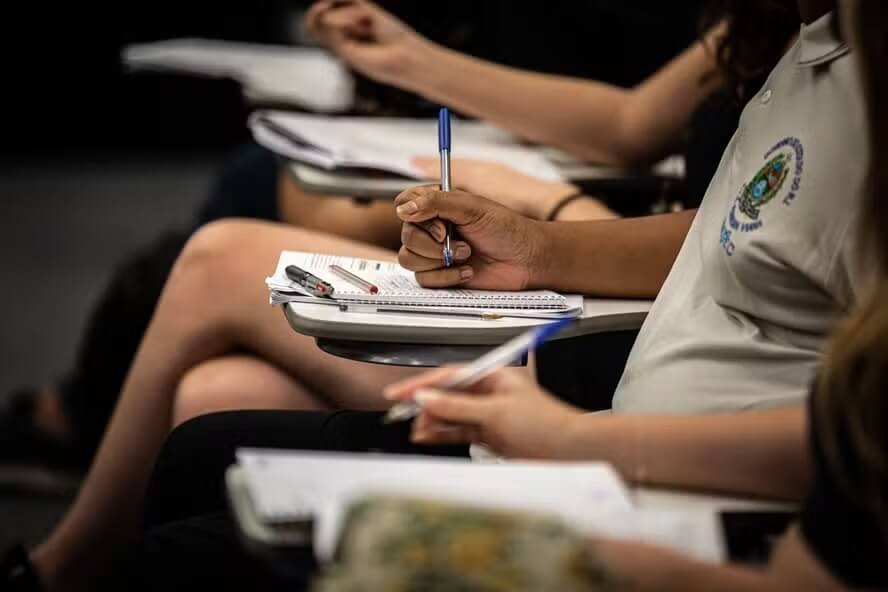 Educação: A Semente Fundamental para o Futuro da Sociedade Educação: A Semente Fundamental para o Futuro da Sociedade