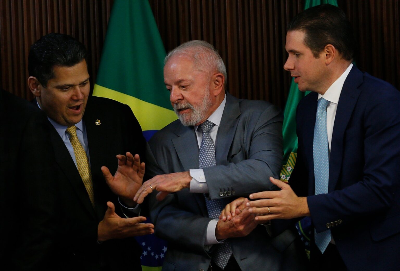 Motta e Alcolumbre se preparam para derrubar veto de Lula ao projeto da dosimetria Motta e Alcolumbre se preparam para derrubar veto de Lula ao projeto da dosimetria